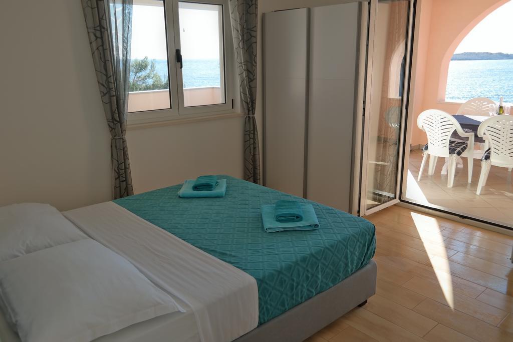 Direkt Am Meer-Apartments Puntaplanka Rogoznica  Exterior photo